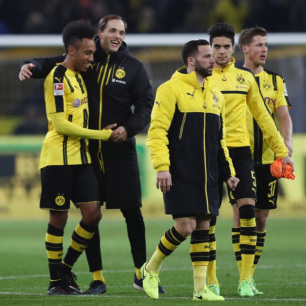 Ông Tuchel ăn mừng chiến thắng cùng các học trò.