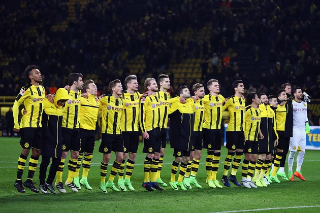 Các cầu thủ Dortmund tri ân các CĐV.