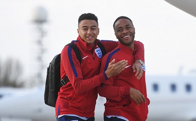Sterling và Rashford tươi cười trước ống kính.