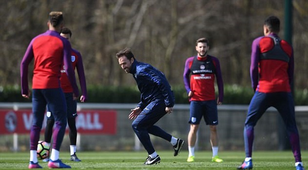 Southgate vui vẻ làm quân xanh cho các học trò.