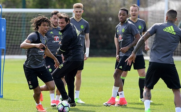 Ake cố gắng vượt mặt thầy.