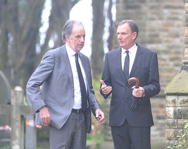 Cựu hậu vệ Mark Lawrenson và Phil Thompson ở bên ngoài nhà thờ.