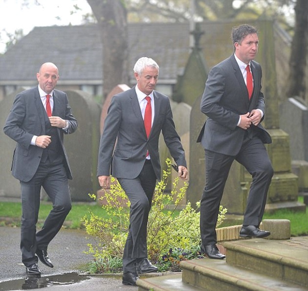 Gary McAllister, Ian Rush và Robbie Fowler cũng đến viếng.