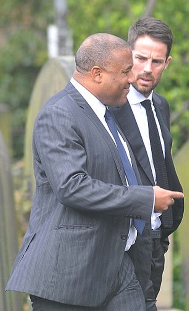 John Barnes và Jamie Redknap đến viếng.