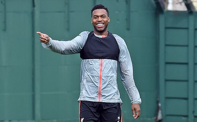 Có rất nhiều tin đồn về tương lai Sturridge nhưng anh vẫn tươi cười luyện tập cùng đồng đội.