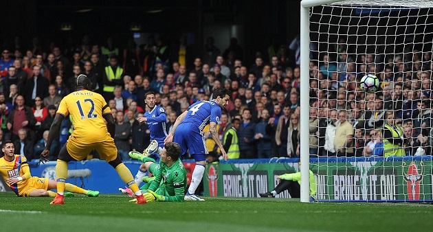 Ngay phút thứ 4, Fabregas đã có một cú đệm bóng thành công giúp Chelsea vượt lên dẫn trước.