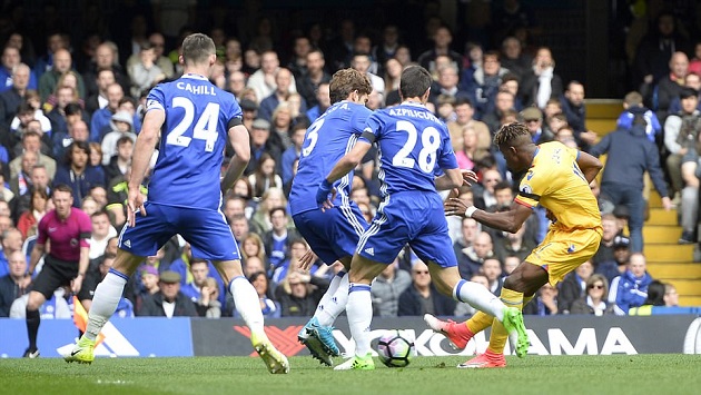 Tuy nhiên, chỉ vài phút sau, Zaha tung một cú sút chìm hiểm hóc hạ gục Courtois.