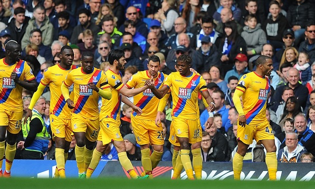 Niềm vui của các cầu thủ khách.