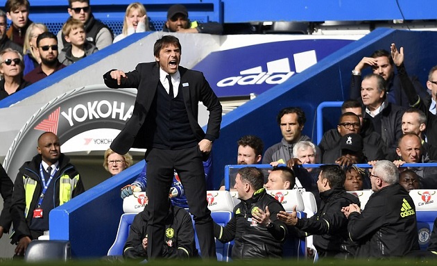 Conte liên tục hò hét bên ngoài đường pitch.
