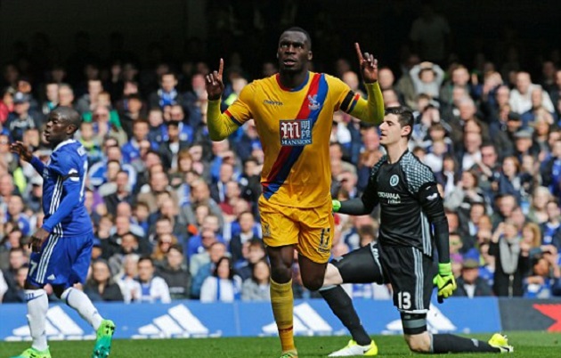 Benteke trừng phạt sai lầm của Chelsea.