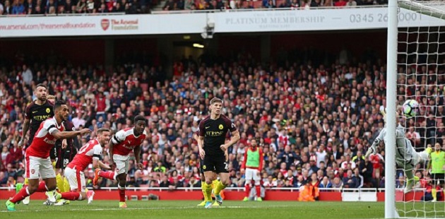 Mustafi đánh đầu tung lưới Caballero ở phút 53.