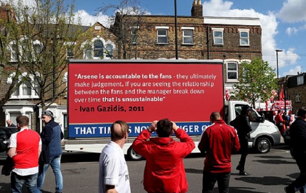 Bên ngoài SVĐ, CĐV của Pháo thủ đã thuê một chiếc xe tải để phản đối ông Wenger.