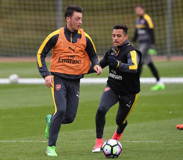 Sanchez quyết lấy bóng trong chân Oezil.