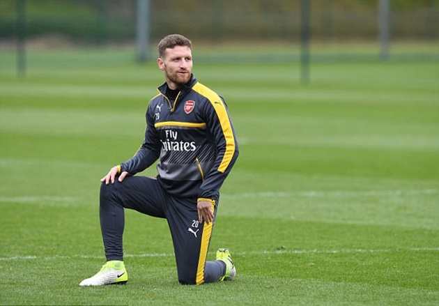 Mustafi sẽ phải cố gắng rất nhiều khi không có Koscielny đá cặp.