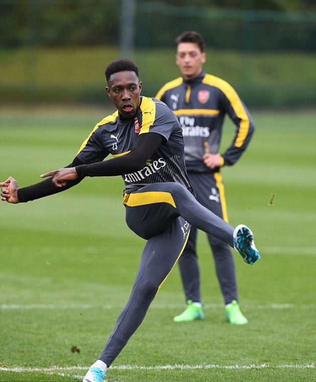 Welbeck tập dứt điểm.