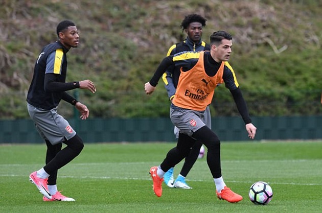 Xhaka đang quan sát để tung ra một đường chuyền dài.