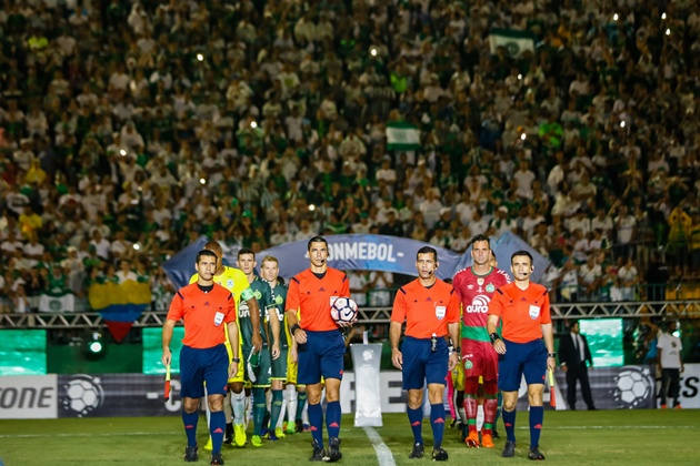 Giới quan sát gọi đây là trận đấu của nghĩa tình.