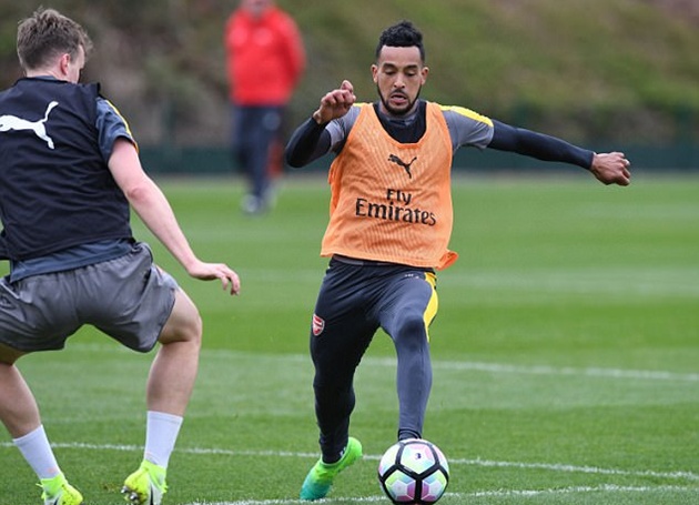 Walcott với bàn thắng vào lưới Man City rất có thể sẽ đá chính trước cuộc đụng độ với West Ham.