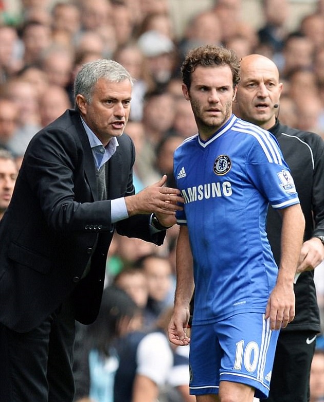 Mata cũng bị giam trên ghế dự bị khi Mourinho về sân Stamford Bridge.
