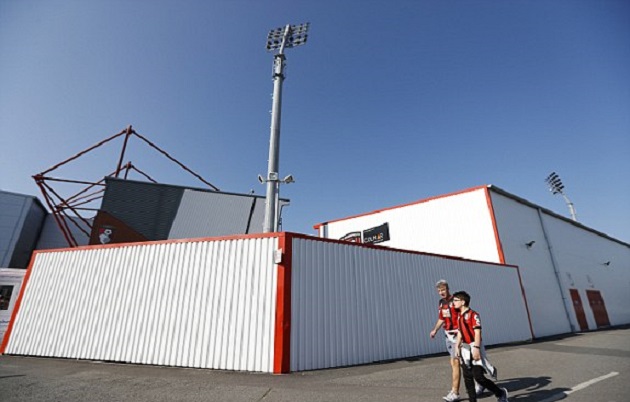 Khung cảnh bên ngoài SVĐ.