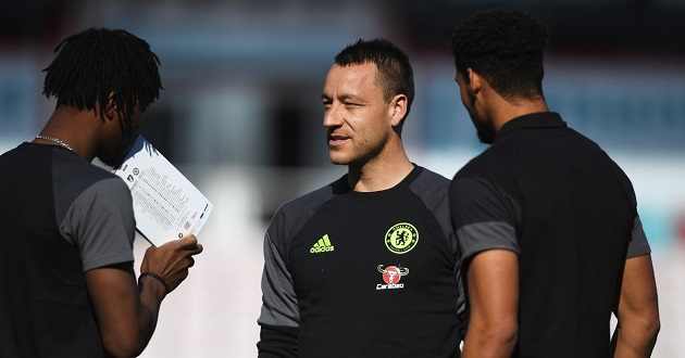 Terry không hề hấn gì sau "sự cố" với David Luiz.