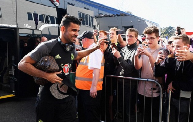 Costa tươi cười với người hâm mộ.