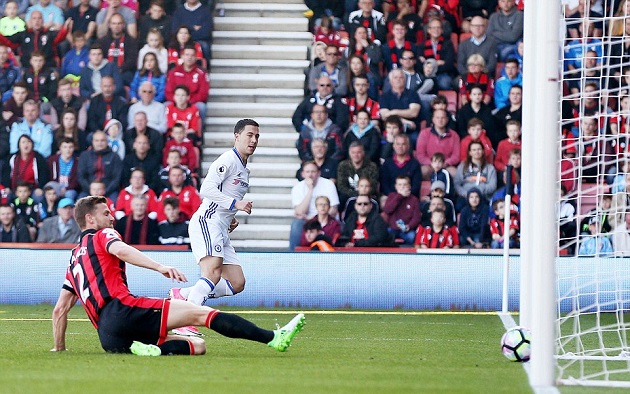 Hai phút sau, Hazard băng qua cả thủ môn đội bạn gia tăng cách biệt trận đấu.