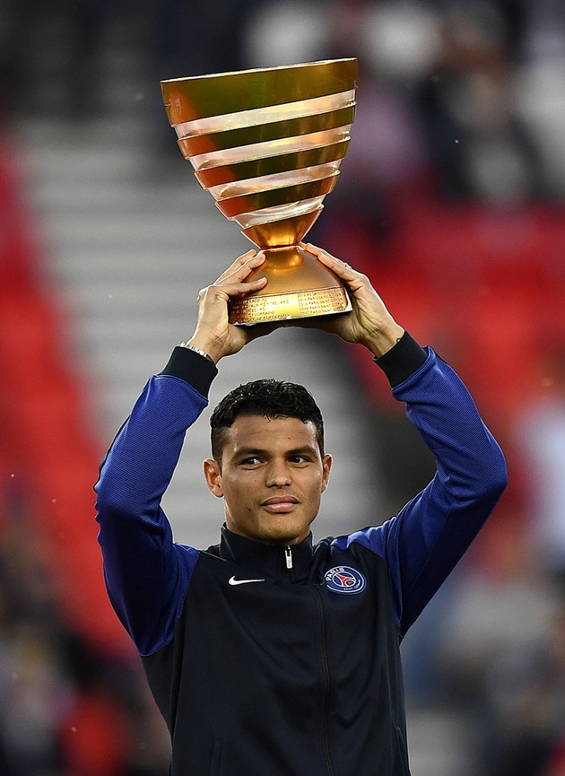 Đội trưởng Thiago Silva giương cao chiếc cúp Quốc gia Pháp trước khi trận đấu diễn ra.