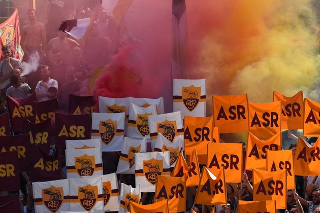 Pháo sáng rực trời trong ngày Roma thắng dễ Bologna - Bóng Đá