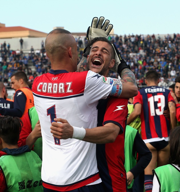 Các cầu thủ Crotone ăn mừng như thể vô địch.