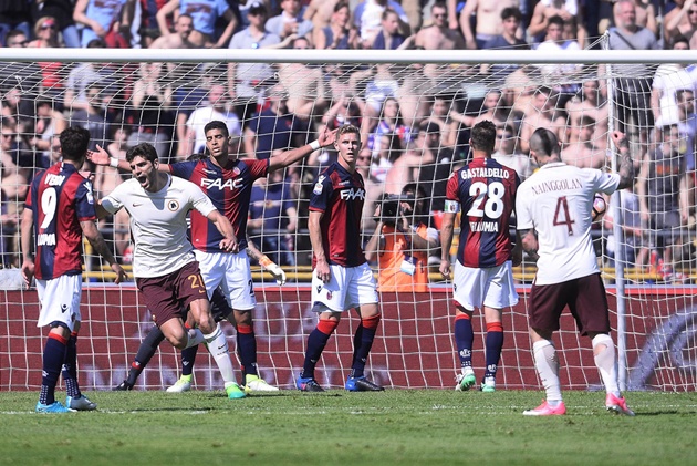 Fazio mơ tỉ số cho Roma ở phút 25.