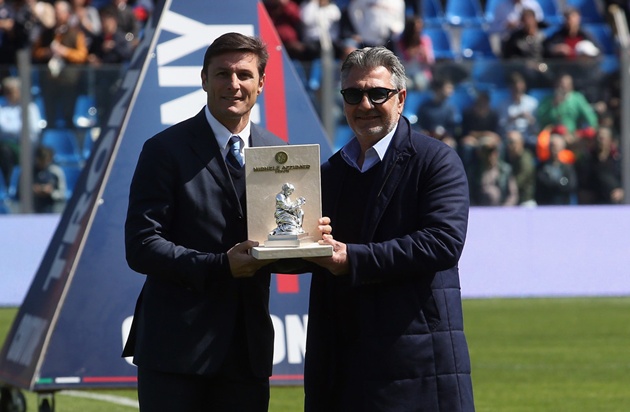 Zanetti nhận kỉ niệm chương từ tay chủ tịch Crotone.