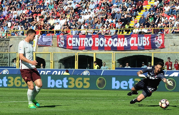 Phút 75, Dzeko đệm bóng dễ dàng ấn định chiến thắng 3-0 cho Roma.