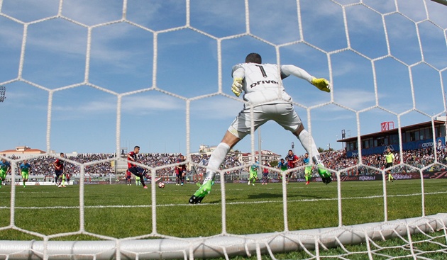 Falcinelli mở tỉ số cho Crotone ở phút 18.