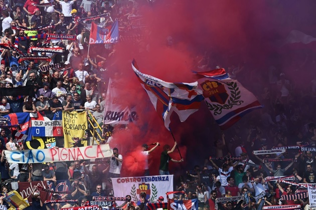 Khán đài Dall'Ara rực sáng.