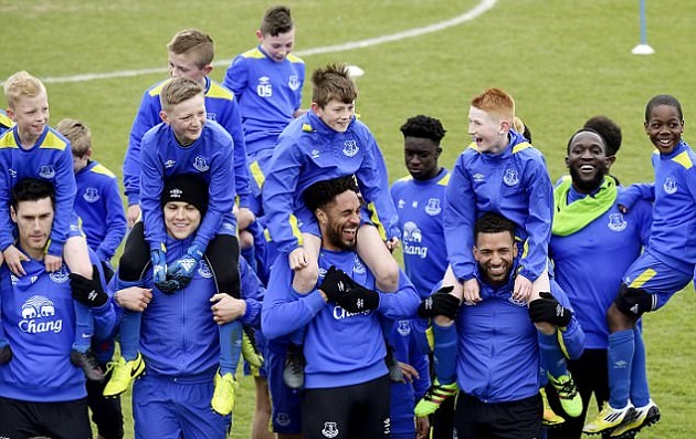 Cuộc gặp gỡ diễn ra trên sân tập Finch Farm.