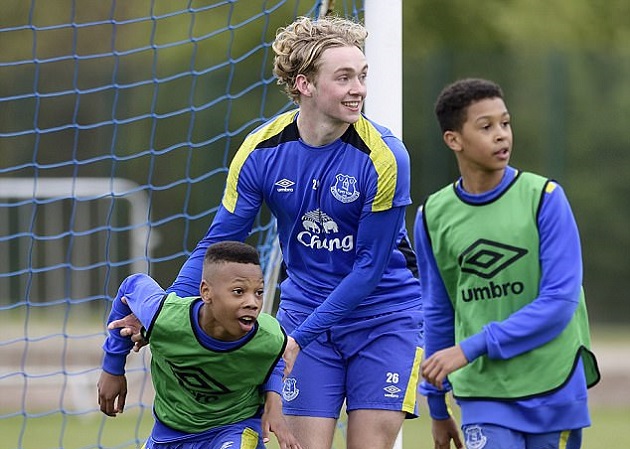 Tom Davies mới được đôn lại đội một đầu mùa này.