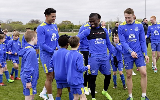 Enner động viên các cầu thủ nhí.