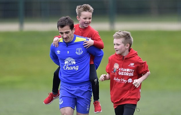 Đội trưởng Baines vui lòng cõng các em.