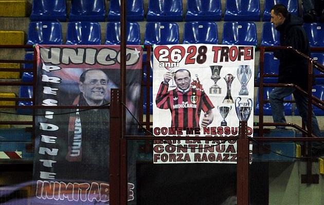 CĐV Milan không bao giờ quên những đóng góp của Berlusconi.