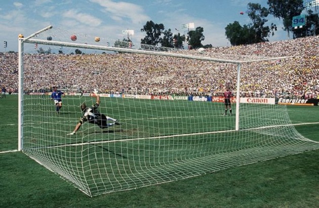 Đầu bảng hẳn là pha sút hỏng ăn của Baggio trong trận CK Word Cup 1994.