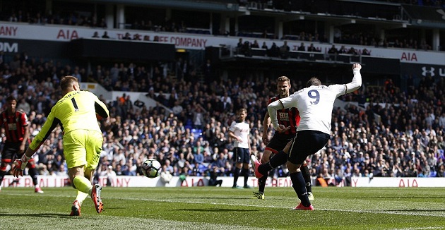 Janssen sau hai nhịp cũng ghi bàn ở phút cuối cùng.