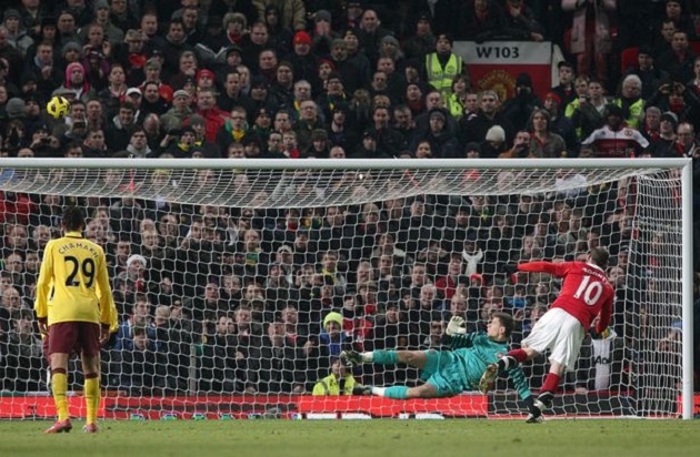 Rooney cũng từng khiến Quỷ đỏ sốc nặng khi đá một quả bay lên thẳng khán đài.