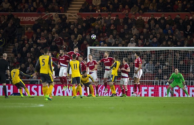 Thủ môn Guzan chỉ biết đứng nhìn.