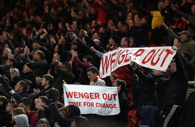 Đâu đó vẫn có những biểu ngữ muốn Wenger ra đi.