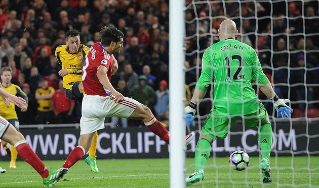 Lâu lắm rồi, Sanchez và Oezil mới cùng ghi bàn.