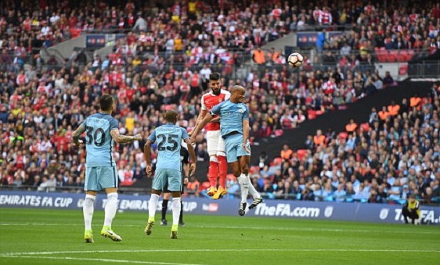 Hai đội chơi ăn miếng trả miếng ngay từ đầu trận.