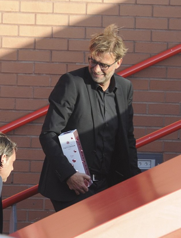 Klopp đi tới với một chai sâm-panh.