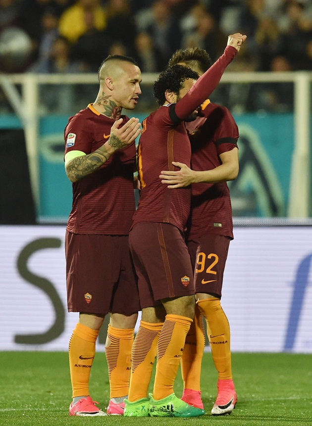 Phút 48, Salah nâng tỉ số lên 3-0 sau một pha cứa lòng không thể cản phá.
