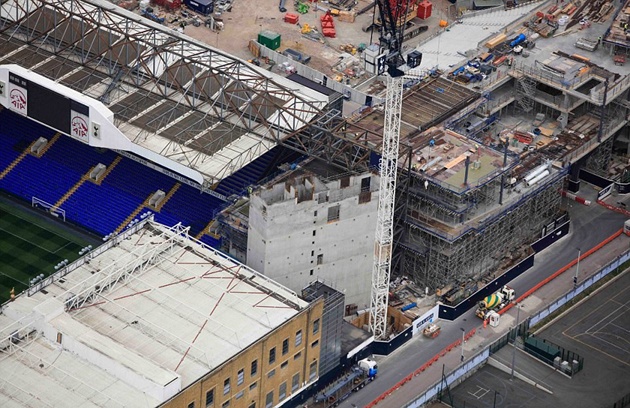 Bên cạnh chính là sân White Hart Lane cũ.